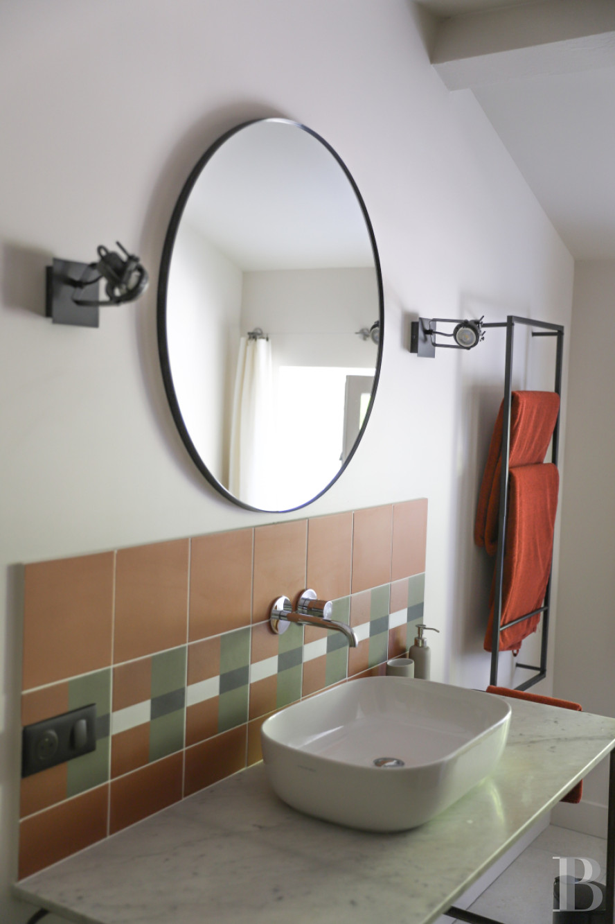 Dans le Vaucluse, au sud-est de Cairanne, une maison dédiée à la villégiature au cœur d’un domaine viticole  - photo  n°13